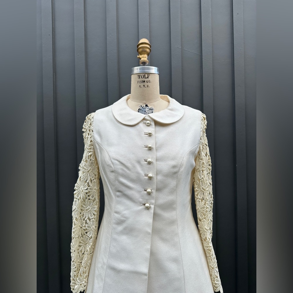 Vintage 1960s Saks Fifth Avenue Cream Daisy Long Sleeve Bridal Coat - Picture 7 of 15